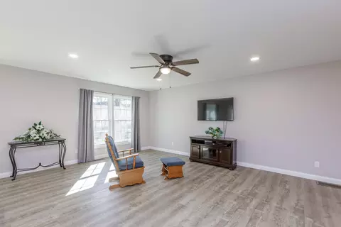 Living - 44 Hummingbird Ln, Stanton, KY 40380 photo 1 of 1