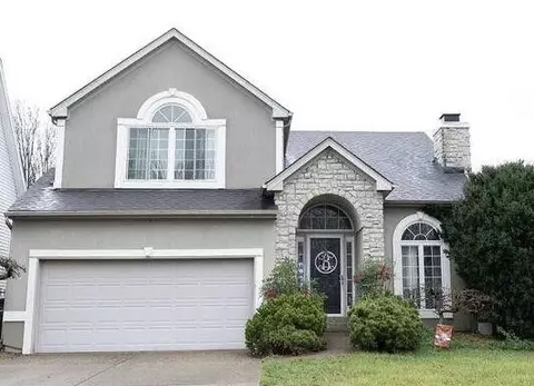 8800 Kings Lynn Ln, Louisville, KY 40220