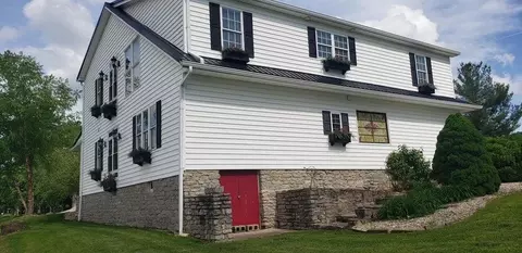 Exterior - 102 Ferry St, Augusta, KY 41002 photo 5 of 7