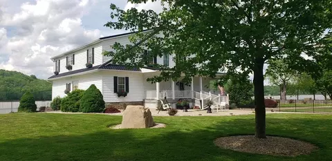 Exterior - 102 Ferry St, Augusta, KY 41002 photo 2 of 7