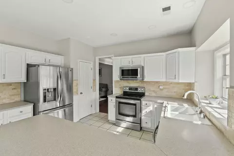 Kitchen - 164 Irving Ln, Georgetown, KY 40324 photo 4 of 5