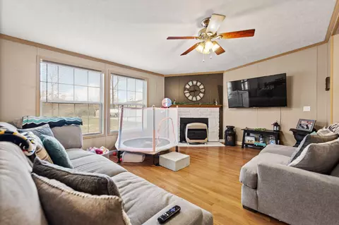 Living - 175 Rice Loop, Morehead, KY 40351 photo 2 of 3