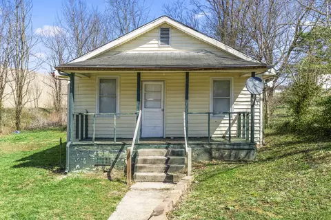 82 W Public St, Sharpsburg, KY 40374
