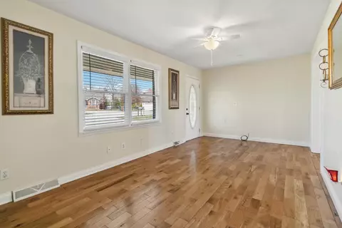 Living - 108 Whitney Ct, Corbin, KY 40701 photo 3 of 3