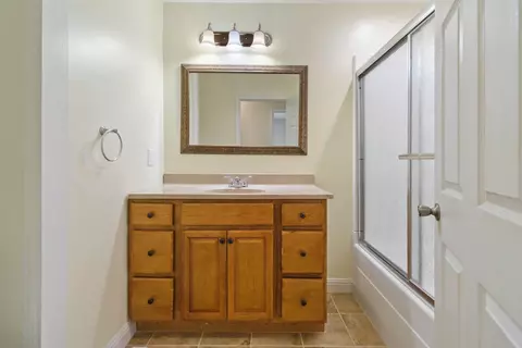 Bath - 108 Whitney Ct, Corbin, KY 40701 photo 1 of 3