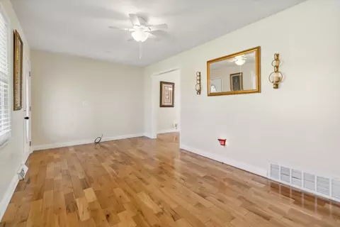 Living - 108 Whitney Ct, Corbin, KY 40701 photo 2 of 3