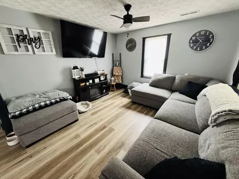 Living - 7220 Thomas Ridge Rd, Liberty, KY 42539 photo 2 of 2
