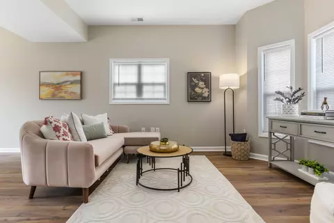 Living - 110 Elm St, Georgetown, KY 40324 photo 2 of 4