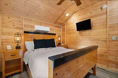Bedroom - 46 River Rock Dr, Stanton, KY 40380 photo 2 of 4