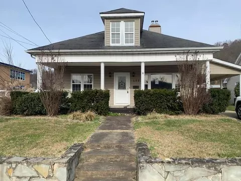 209 Second St, Paintsville, KY 41240