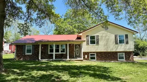 621 Scenic Dr, Harrodsburg, KY 40330