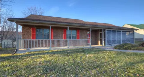 1048 Indian Trl, Lawrenceburg, KY 40342