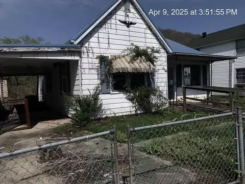 116 N River St, Auxier, KY 41602
