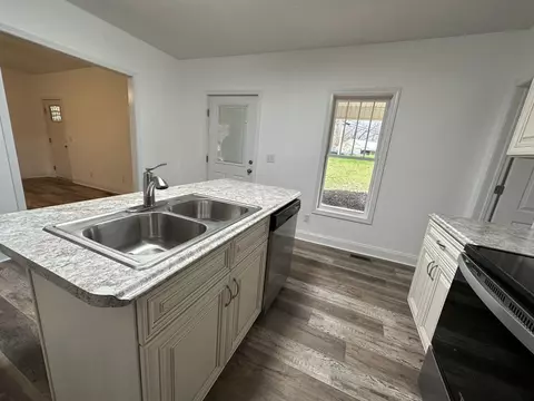 Kitchen - 727 Gordon St, Corbin, KY 40701 photo 2 of 2