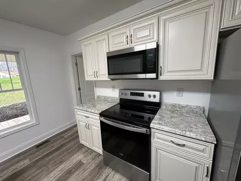 Kitchen - 727 Gordon St, Corbin, KY 40701 photo 1 of 2