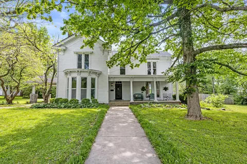 210 Montgomery Ave, Versailles, KY 40383