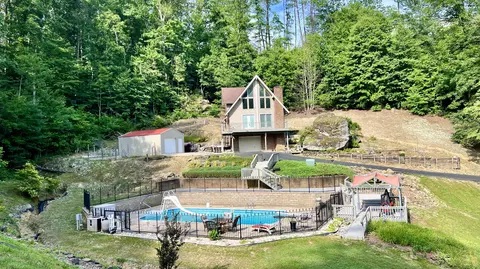 832 Cliffs Edge Rd, East Bernstadt, KY 40729