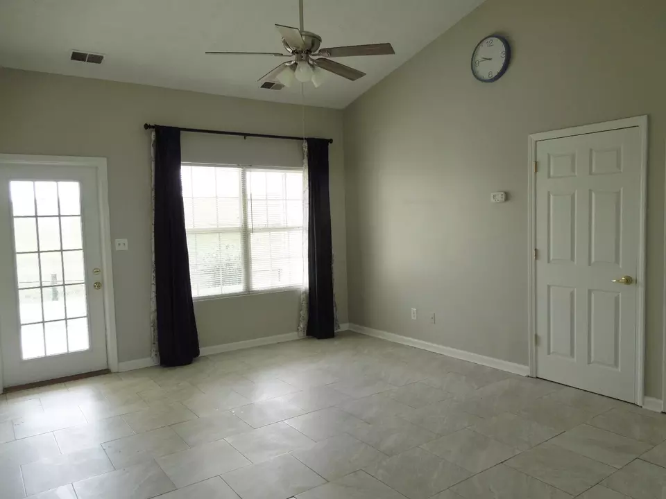 Living - 218 Buffalo Trce, Winchester, KY 40391 photo 3 of 3