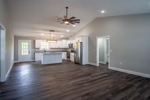 Living - 770 Davis Rd, Corbin, KY 40701 photo 2 of 4
