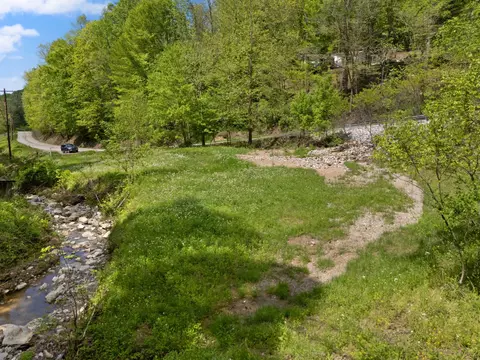 1800 Barnes Mountain Rd, Irvine, KY 40336
