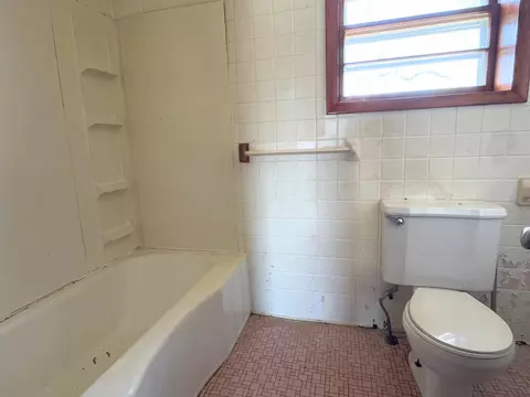 Bath - 1312 Roosevelt St, Corbin, KY 40701 photo 2 of 2