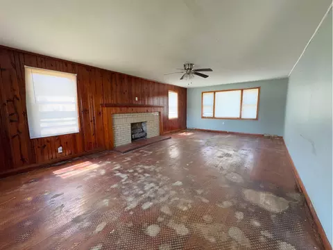 Living - 1312 Roosevelt St, Corbin, KY 40701 photo 3 of 4