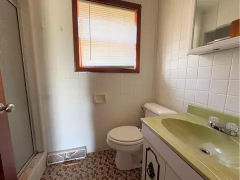 Bath - 1312 Roosevelt St, Corbin, KY 40701 photo 1 of 2