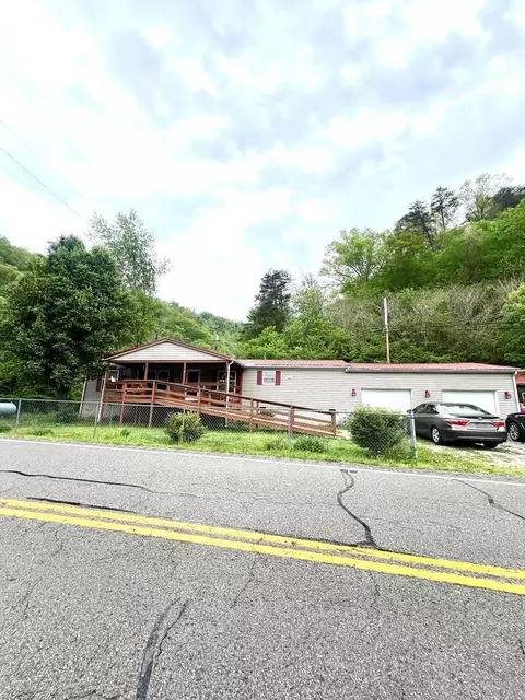 6262 Ky Rt 302, Van Lear, KY 41265