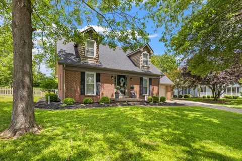 1872 Farmview Dr, Lexington, KY 40515