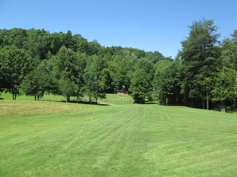 2925 Sand Hill Rd, Irvine, KY 40336