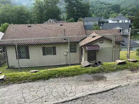 106 Keller St # A, Cumberland, KY 40823