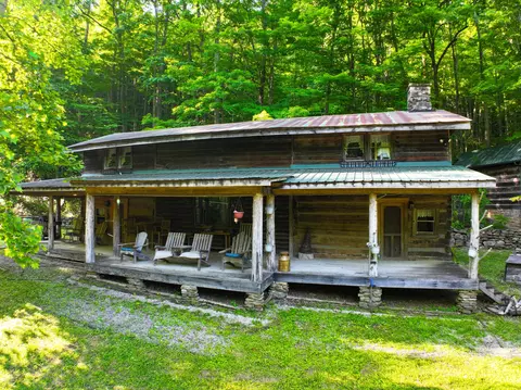 692 Little Doe Creek Rd, Irvine, KY 40336