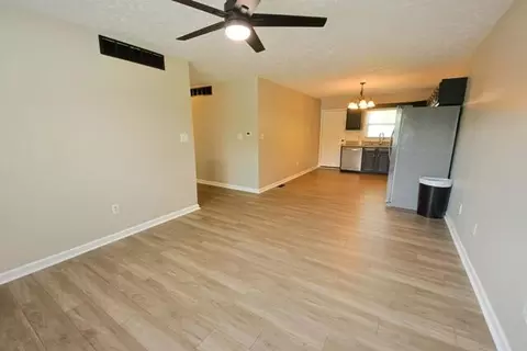 Living - 9 Apache Trl, Winchester, KY 40391 photo 3 of 5