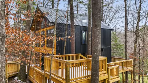 3 Pine Forest Park Rd, Campton, KY 41301