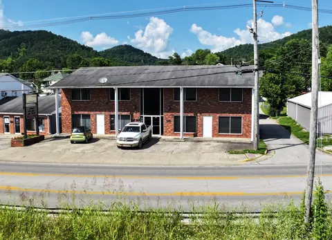 727 River Dr, Irvine, KY 40336