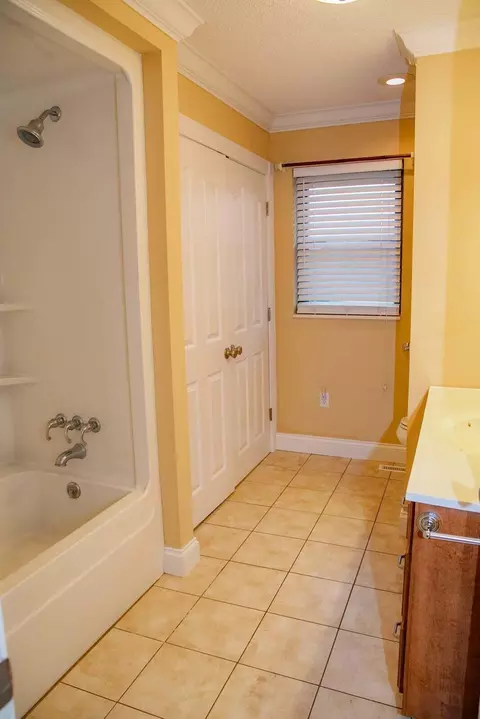 Bath - 364 Tidal Wave Rd, Corbin, KY 40701 photo 1 of 2