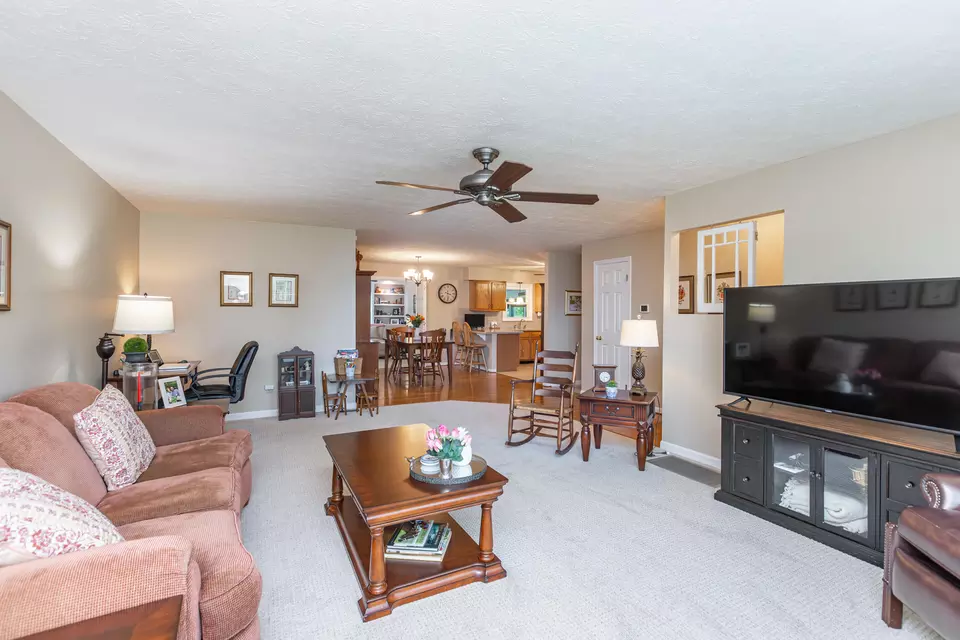 Living - 206 Candlewood Dr, Danville, KY 40422 photo 4 of 5