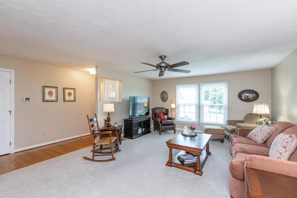 Living - 206 Candlewood Dr, Danville, KY 40422 photo 2 of 5