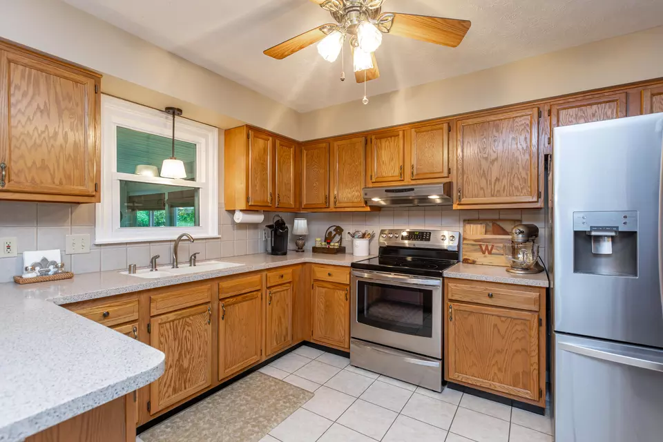 Kitchen - 206 Candlewood Dr, Danville, KY 40422 photo 2 of 5