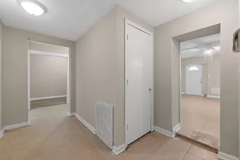 Entry Way - 519 E Walnut St, Danville, KY 40422 photo 4 of 5