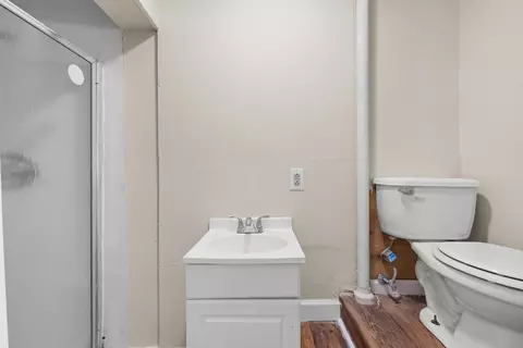 Bath - 519 E Walnut St, Danville, KY 40422 photo 3 of 4