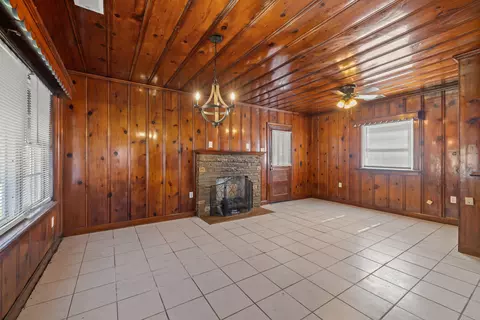 Living - 519 E Walnut St, Danville, KY 40422 photo 4 of 5