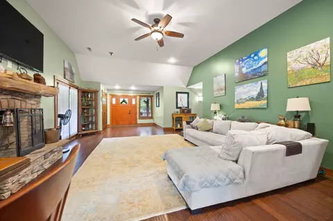 Living - 65 Trenton Ct, Nancy, KY 42544 photo 2 of 3