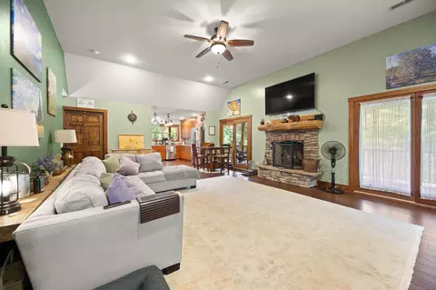 Living - 65 Trenton Ct, Nancy, KY 42544 photo 3 of 3
