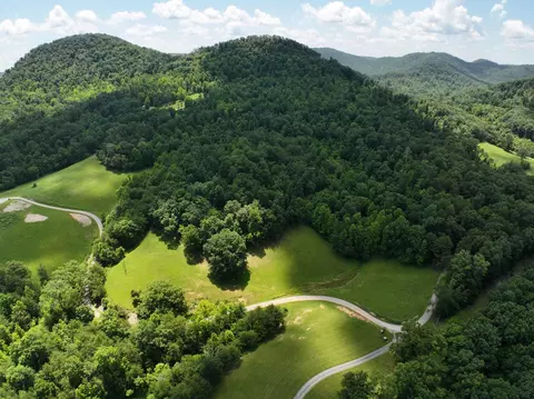 1705 Round Mt Rd, Irvine, KY 40336