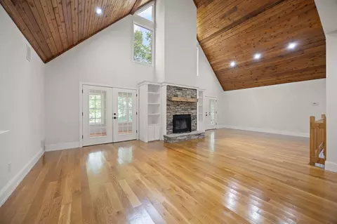 Living - 214 Hunter Dr, Lancaster, KY 40444 photo 3 of 5