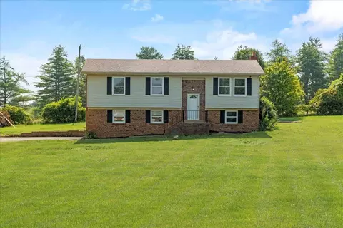 70 Country Estates Rd, Paint Lick, KY 40461