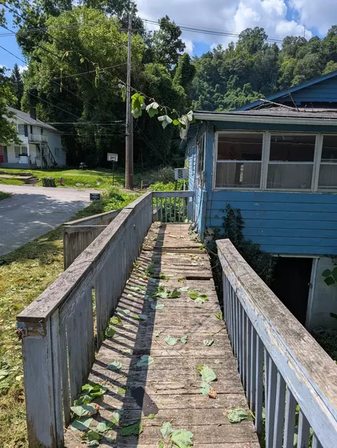 339 Elm St, Hazard, KY 41701 photo 2