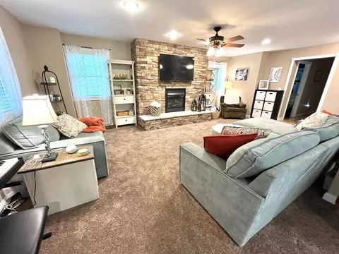 Living - 1552 Bigelow Rd, Bledsoe, KY 40810 photo 2 of 14