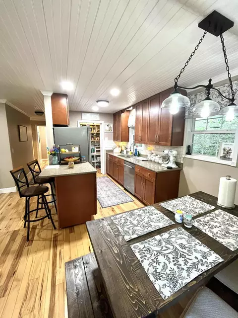 Kitchen - 1552 Bigelow Rd, Bledsoe, KY 40810 photo 1 of 6